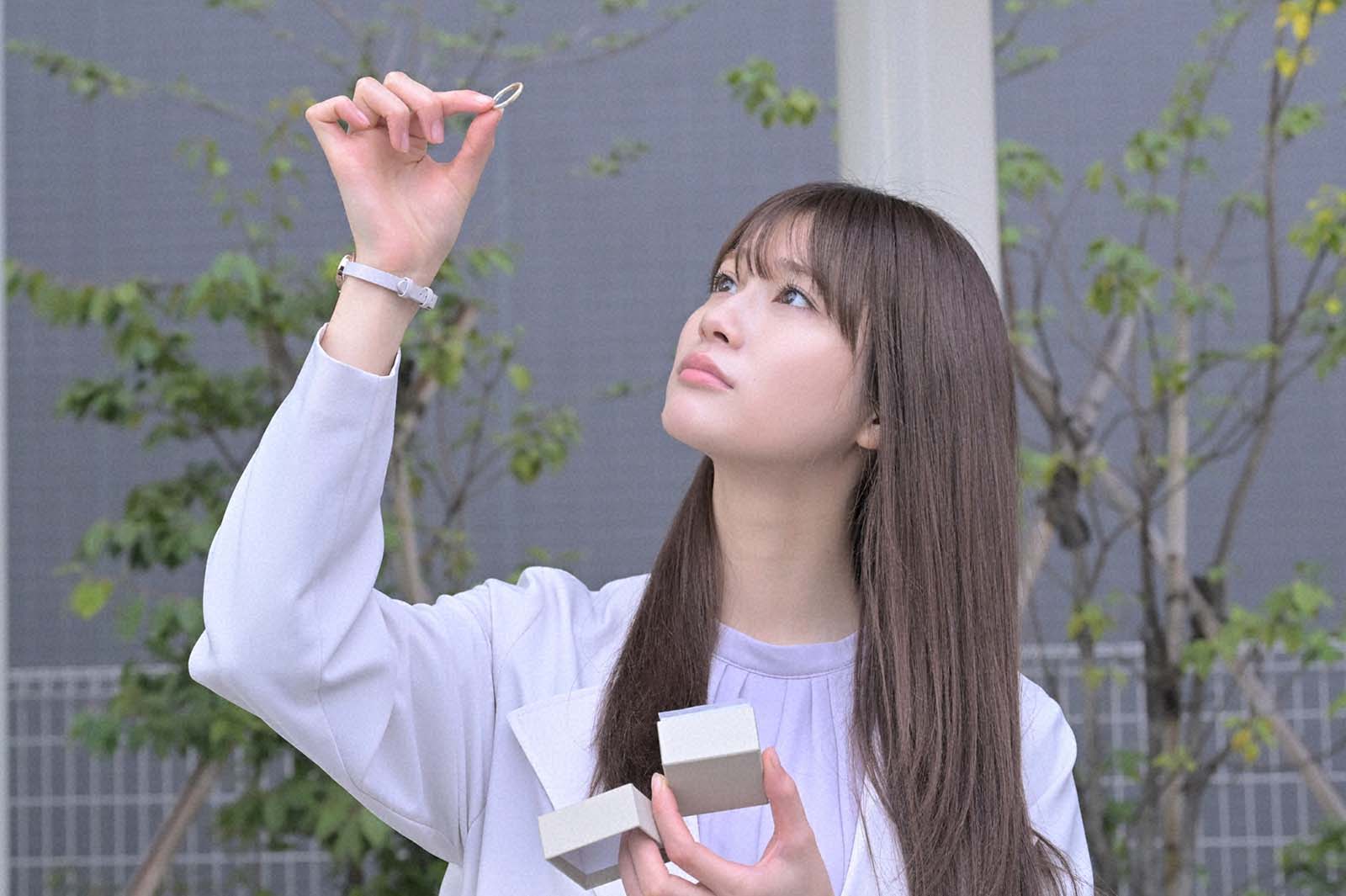 生見愛瑠「くるり～誰が私と恋をした？～」第1話より（C）TBS