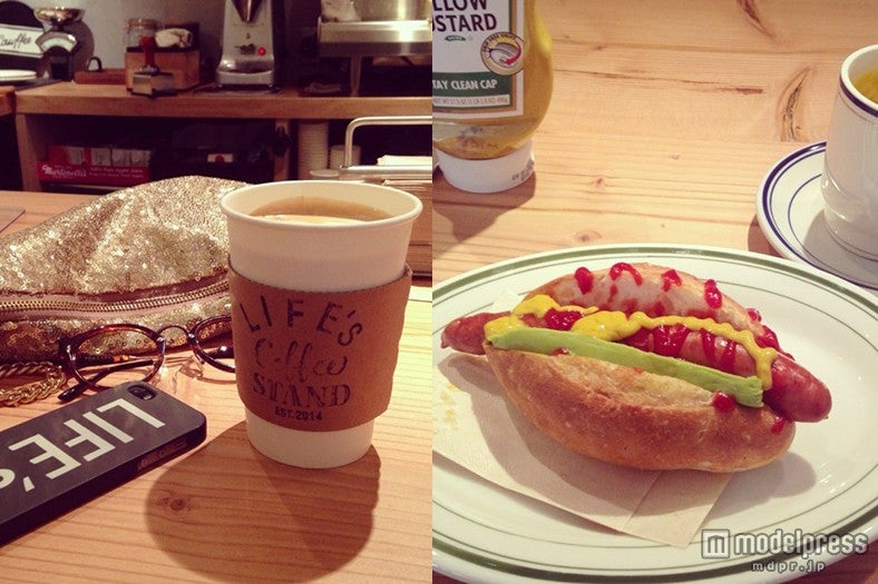 コーヒーやフードを楽しむカフェエリアも併設