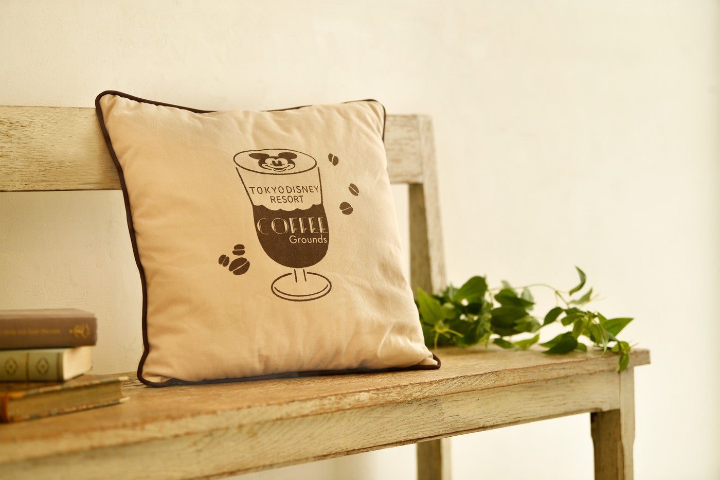 クッション6,500円（C）Disney
