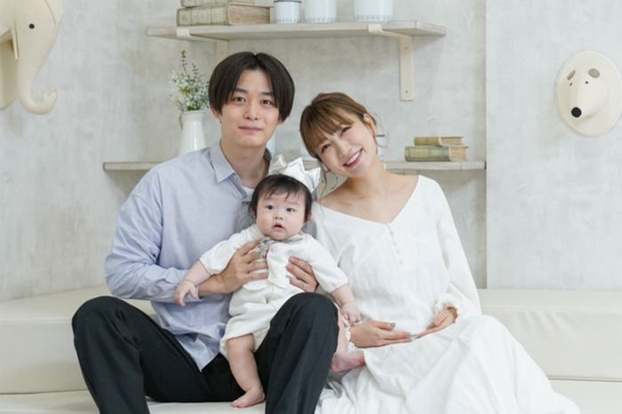 桃、夫&長男とのマタニティフォト/桃オフィシャルブログ(Ameba)より