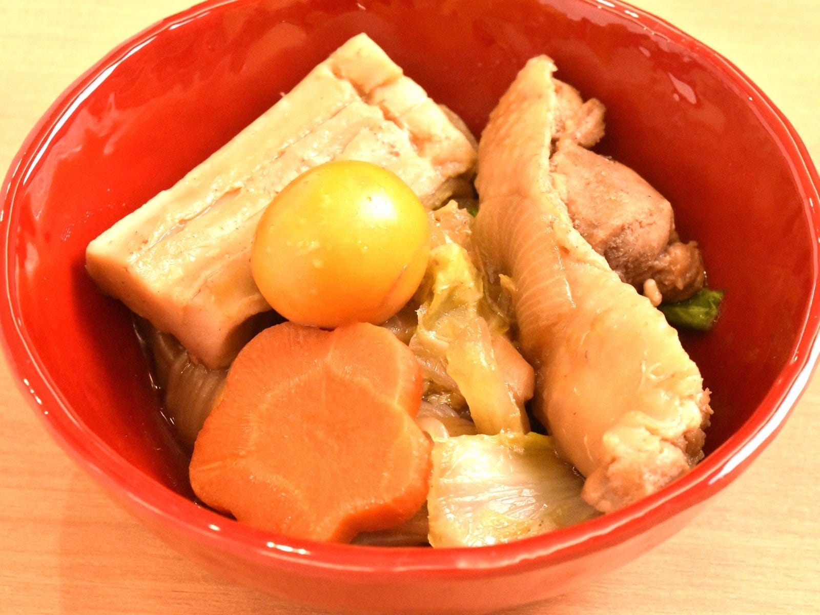 名古屋クラウンホテル(名古屋市中区)では朝食バイキングでひきずり鍋を食べられる。左奥に盛られた「角麩」も愛知県独特の鍋料理に欠かせない具の1つ。宿泊客以外でも利用可(大人2200円)