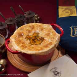 ホグワーツ パイシチュー/画像提供:ル・クルーゼ ジャポン