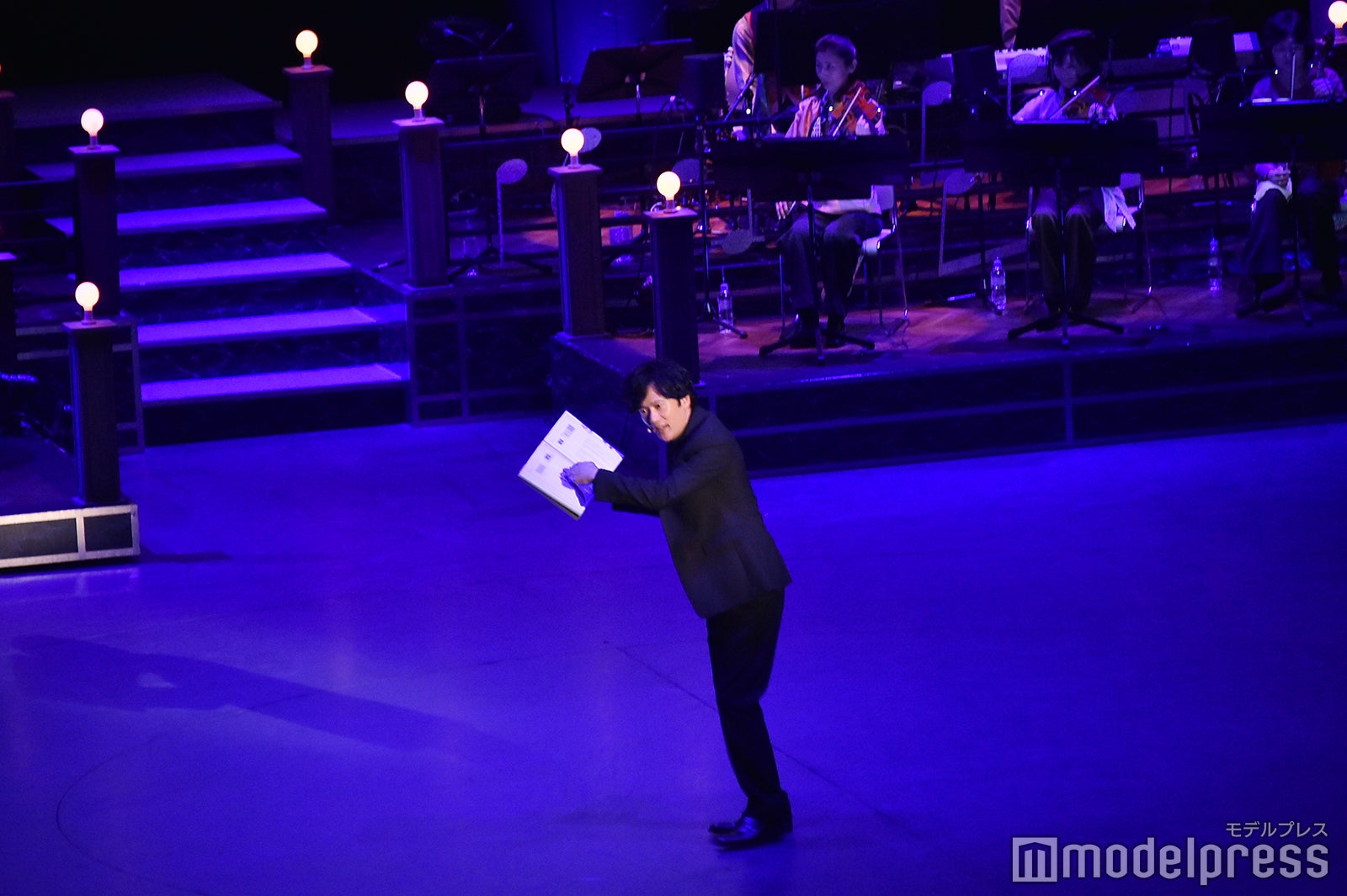 「台本に書いてあるから」と説明する稲垣吾郎（C）モデルプレス