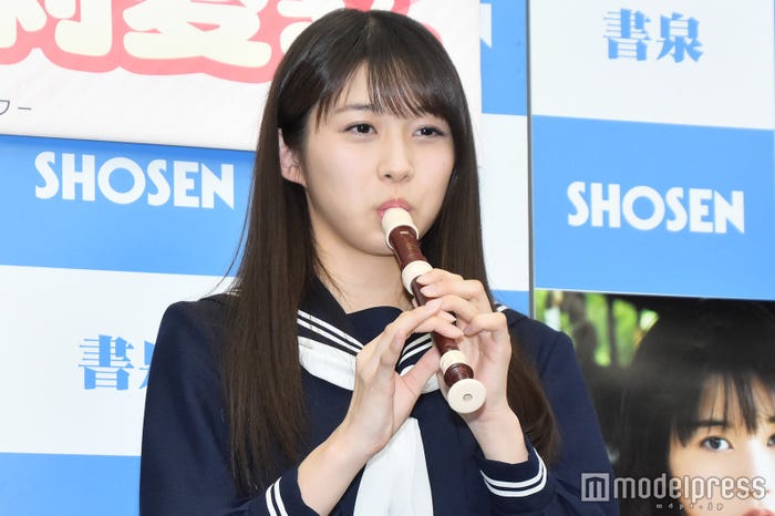 突然リコーダーを演奏し始めた牧野真莉愛 (C)モデルプレス