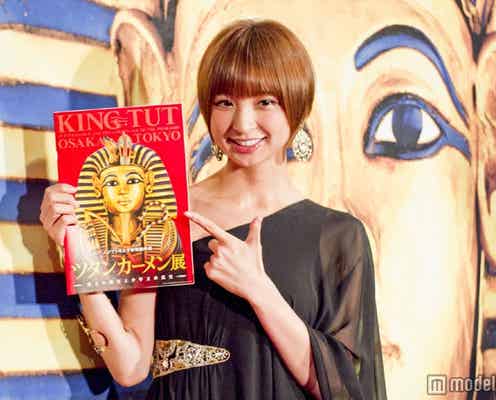AKB48篠田麻里子、肩出しドレス×黄金アクセで“ツタンカーメン”意識