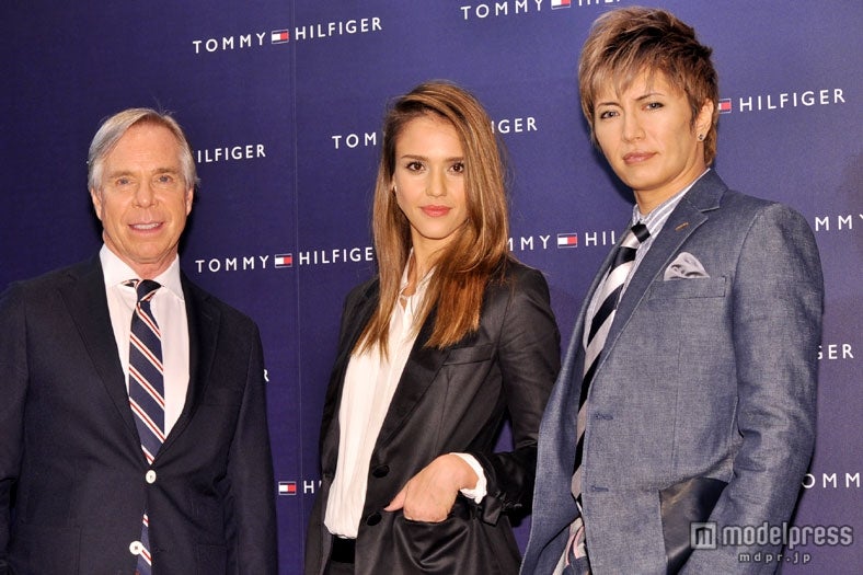 （写真左から）トミー・ヒルフィガー、ジェシカ・アルバ、GACKT