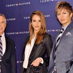 (写真左から)トミー・ヒルフィガー、ジェシカ・アルバ、GACKT