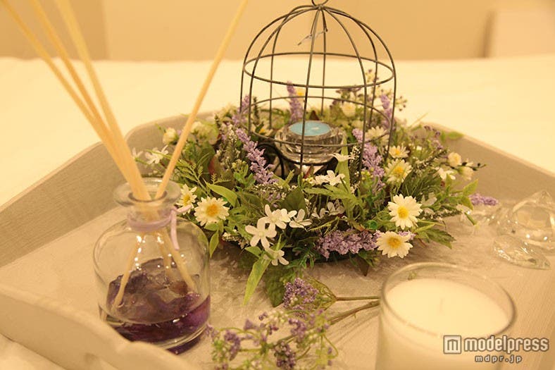 ドライハーブやディフューザーが部屋の随所に飾られている