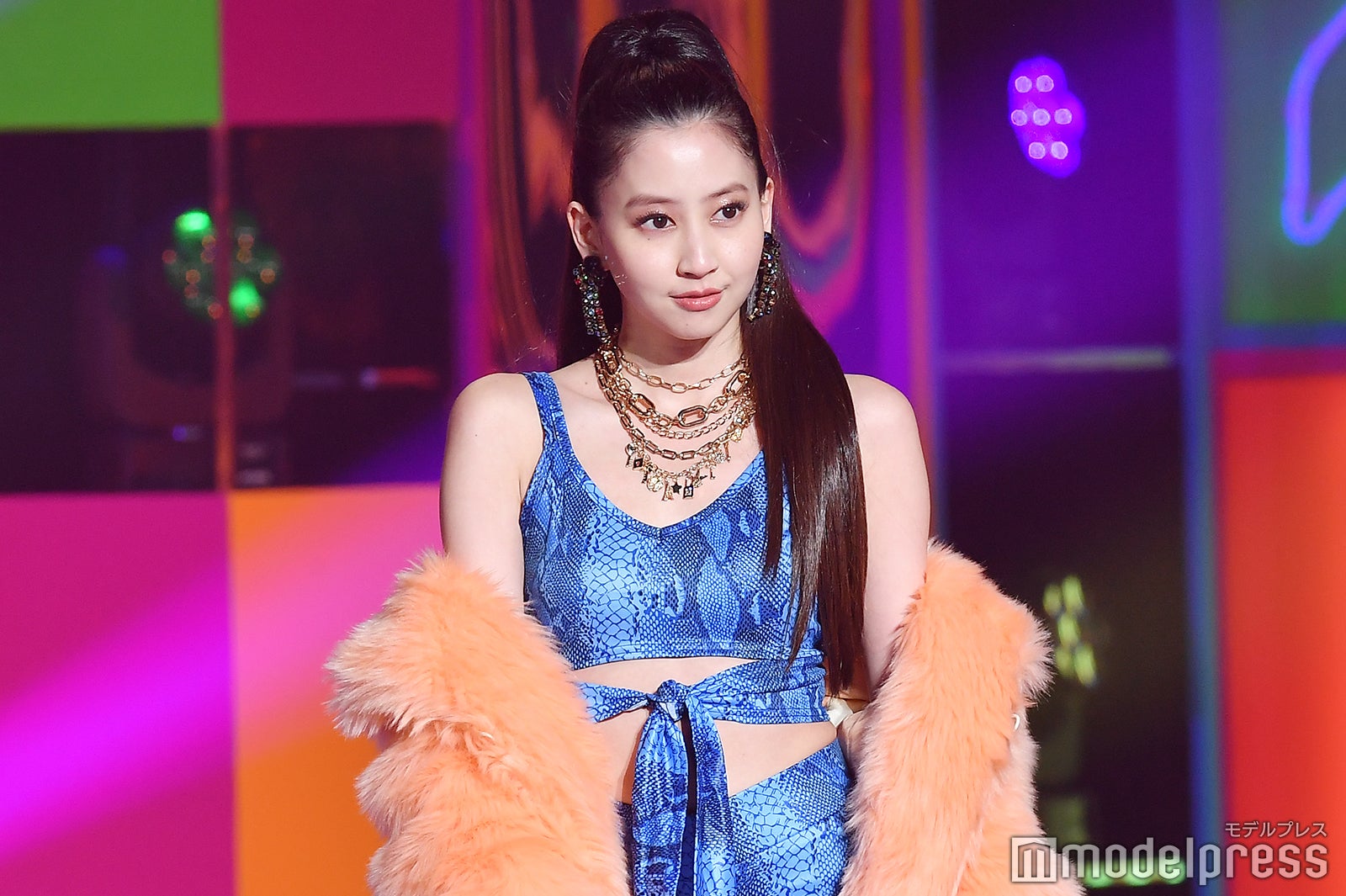 河北麻友子、ウエストチラリSEXYに魅了 ファンと接近で黄色い声＜ViVi Night＞