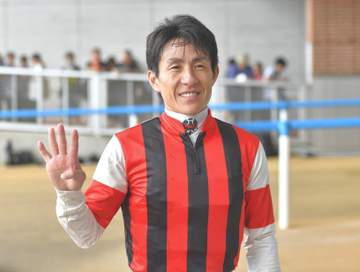 丹内騎手が地元函館で1Rから破竹の4連勝 「地元で4連勝して最高の親孝行になりました」 函館リーディング単独トップ10勝目