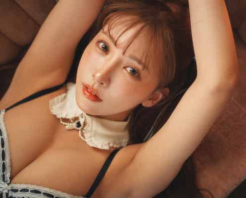 三上悠亜、豊満バストで魅了 幅広い衣装でギャップ見せる