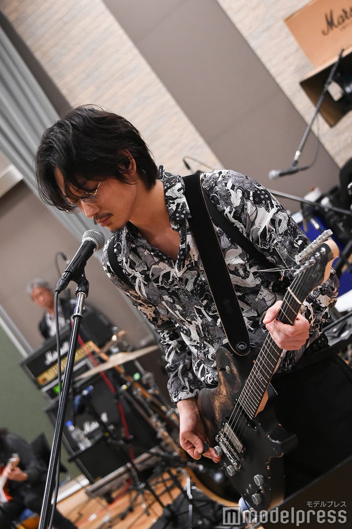 綾野剛(Gt.) (C)モデルプレス