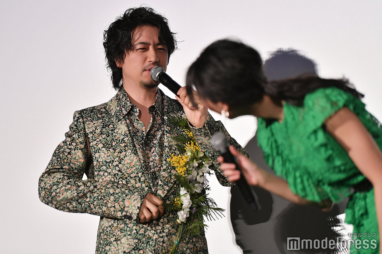 斎藤工の衣装の脇が気になる菜々緒 （C）モデルプレス