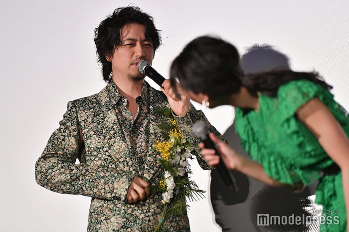 斎藤工の衣装の脇が気になる菜々緒 (C)モデルプレス