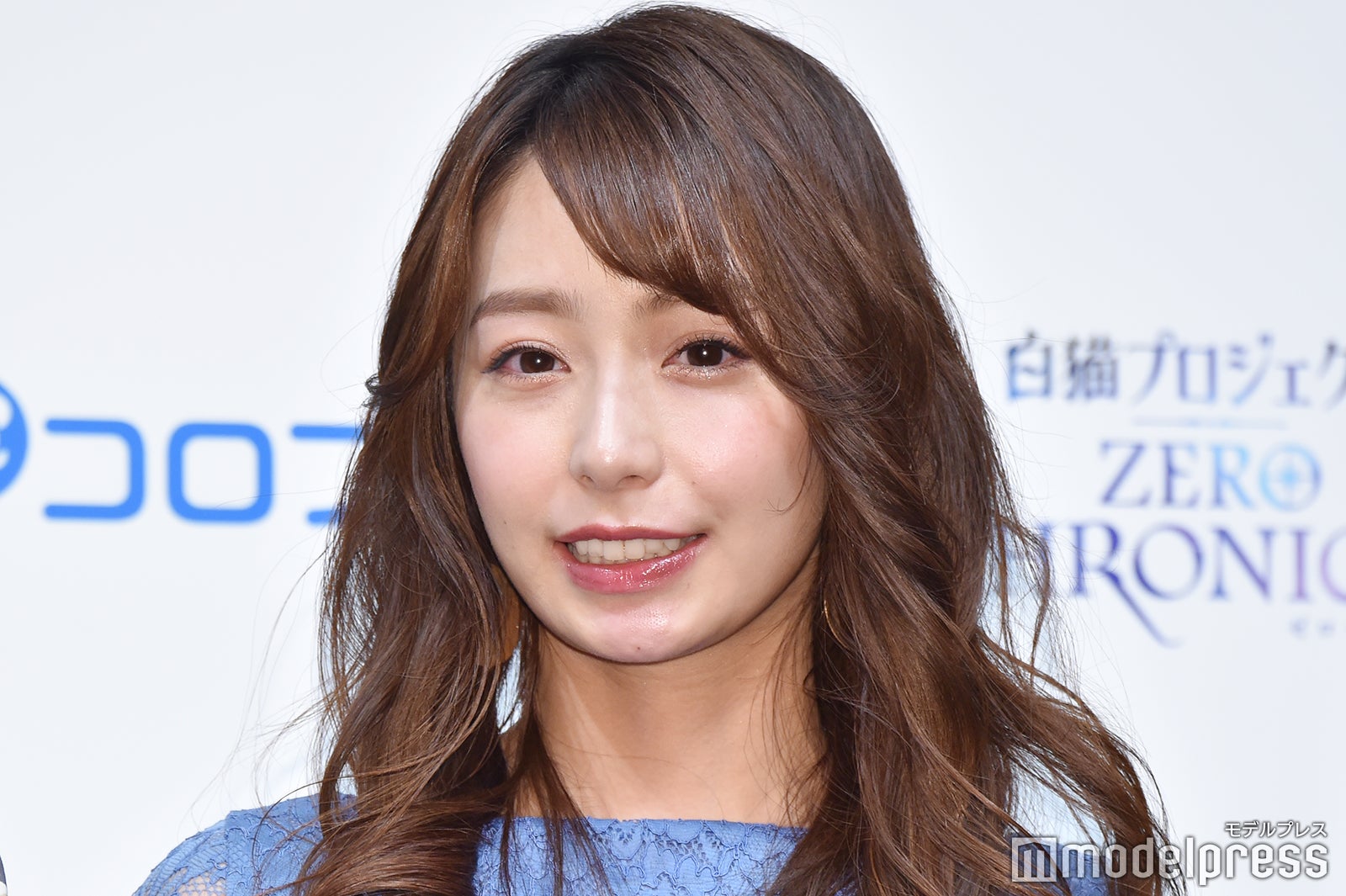 ツヤのある質感を選べばダークトーンでも重くならない（C）モデルプレス