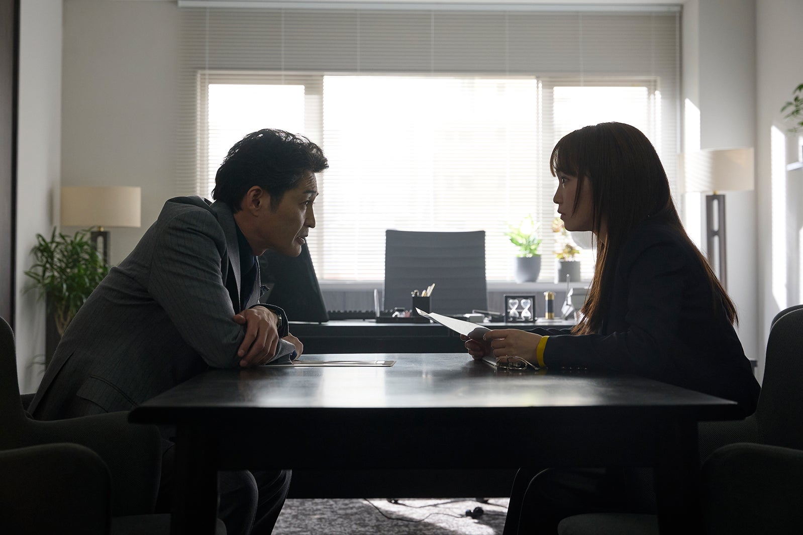 安田顕、川栄李奈「ダメマネ！ －ダメなタレント、マネジメントしますー」第1話（C）日本テレビ