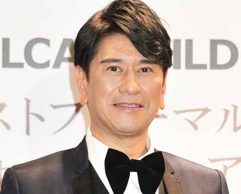 川崎麻世、妻・花音を抱き寄せ密着 夫婦ショットに「幸せオーラ溢れてる」「ラブラブ」と反響続々