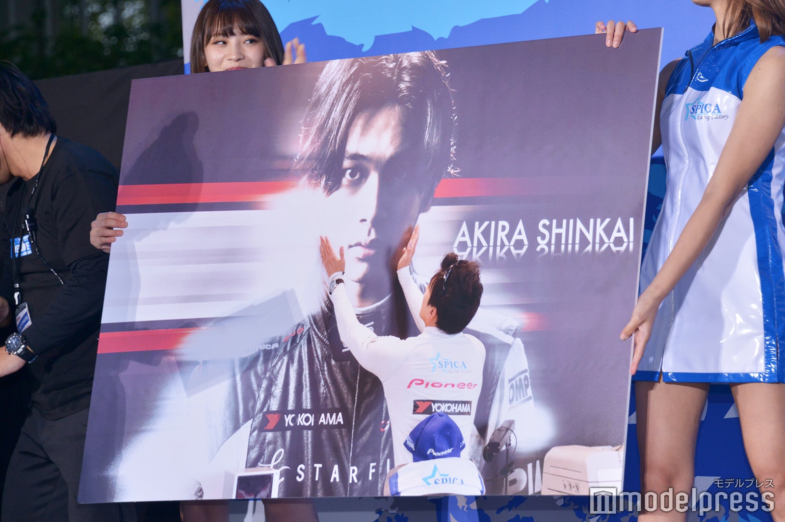 北村匠海の頬をぷにゅぷにゅする新田真剣佑（C）モデルプレス