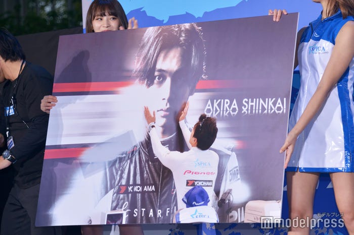 北村匠海の頬をぷにゅぷにゅする新田真剣佑(C)モデルプレス