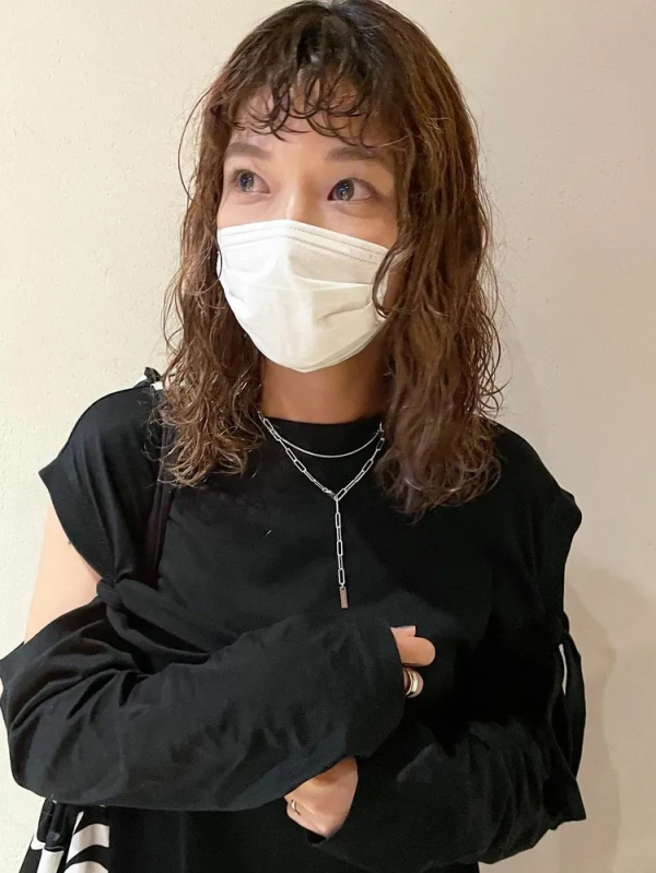 外国人風のパーマ強め ミディアムが今おしゃれ グッと垢抜ける大人ヘアカタログ モデルプレス 外国人風のパーマ強め ミディアムが今おしゃれ グッと垢抜ける大人ヘアカタログ モデルプレス