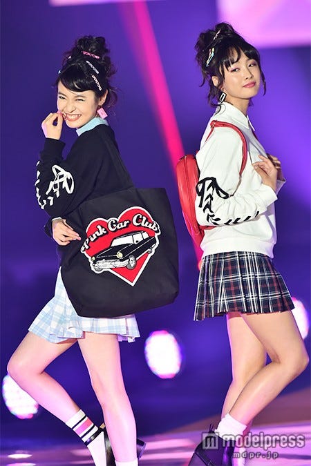 田辺桃子(左)、大友花恋