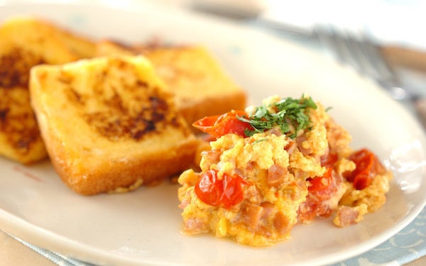 簡単にできる、フレンチトーストとトマトスクランブルエッグ