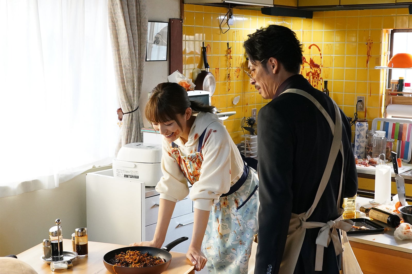 川口春奈、玉木宏／「極主夫道」第2話より（C）日本テレビ・読売テレビ