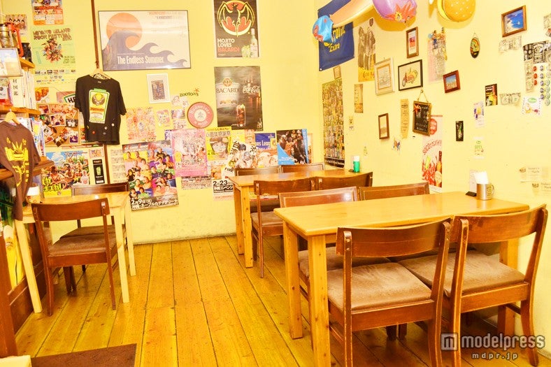 ポスターやステッカーが貼られカジュアルな雰囲気