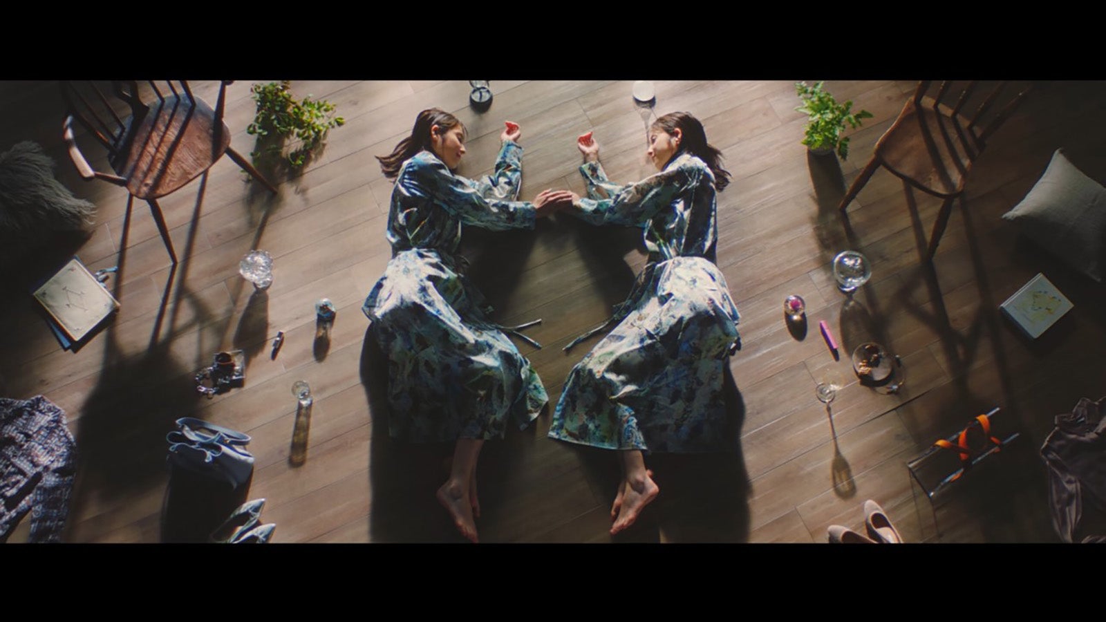 佐々木希／新CM「みつめる篇」場面カットより（C）2022 GMO CLICK Securities, Inc. All Rights Reserved.