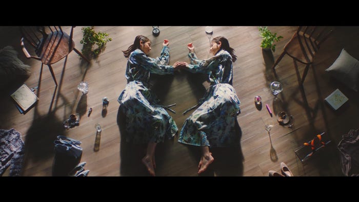 佐々木希/新CM「みつめる篇」場面カットより(C)2022 GMO CLICK Securities, Inc. All Rights Reserved.