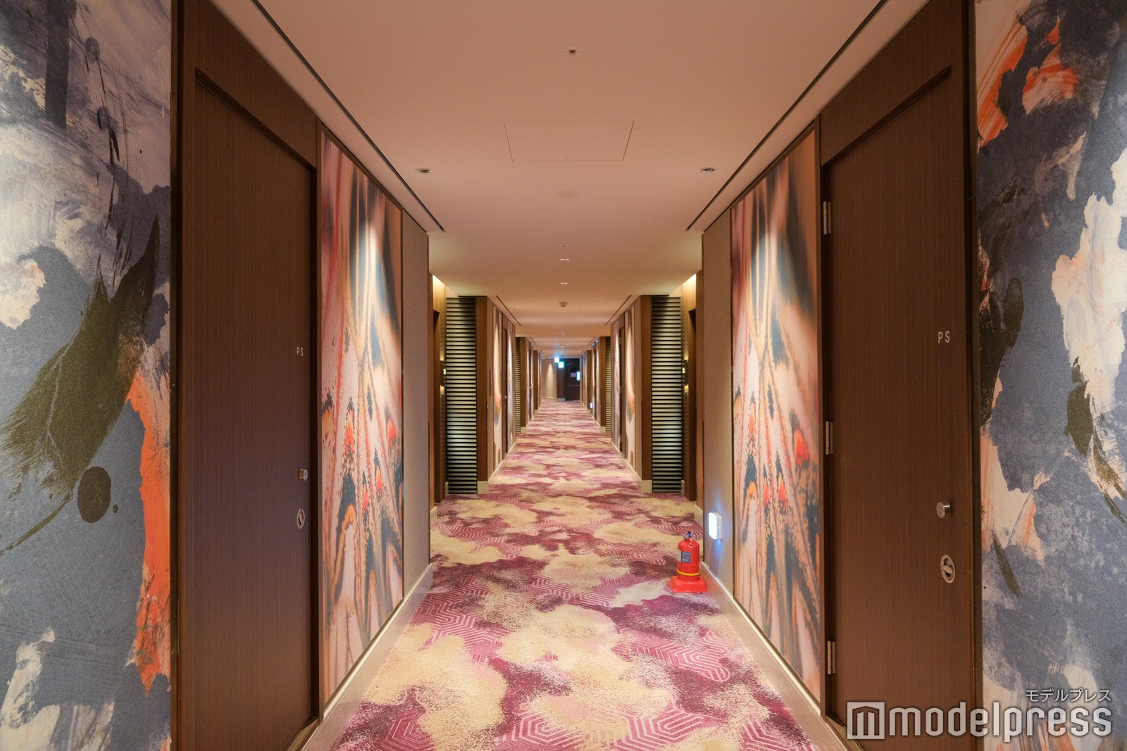 サンタワー客室廊下（C）モデルプレス