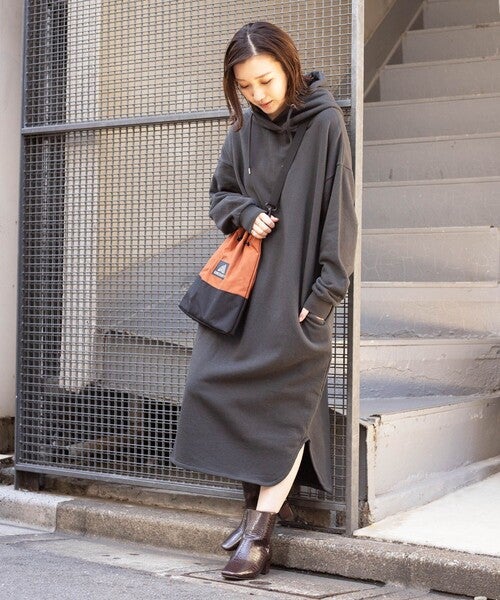 黒ワンピースの冬コーデ 21 カジュアルにもシンプルにも着こなす大人女性に モデルプレス