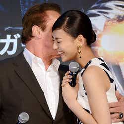 モデルプレス - 西内まりや“憧れの人”シュワちゃんからキス「逞しい背中がかっこ良くて…」