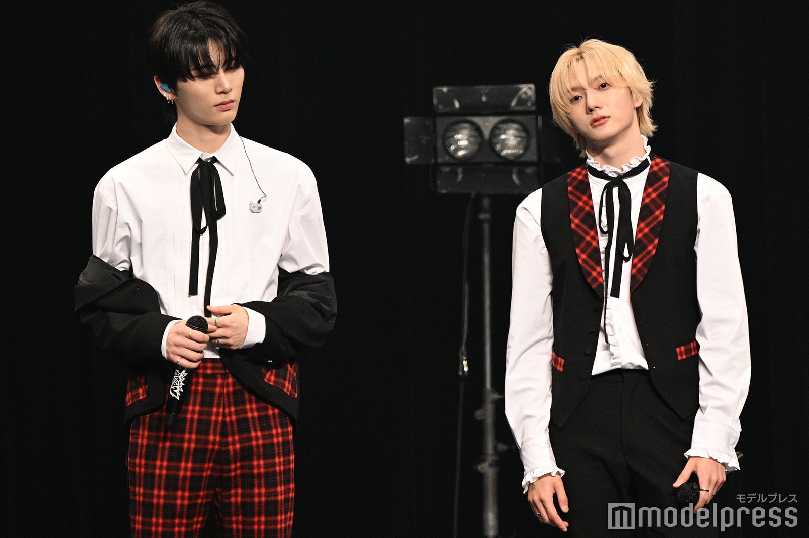 ONEDOORに嫉妬するあまり呆れ顔するSUNGHO（ソンホ／右）とそれを見守るTAESAN（テサン／左）（C）モデルプレス