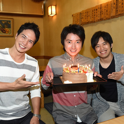 藤原竜也、リバースキャストと写る誕生日オフショット公開