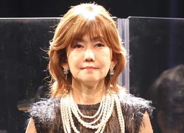 「花の82年組」再会の4ショットが豪華すぎる！小泉今日子センターに 松本伊代「うるうるが何回もきた」