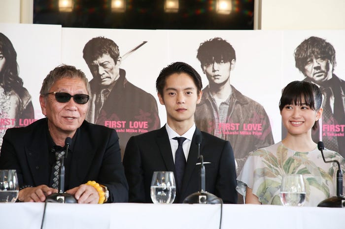 (左から)三池崇史監督、窪田正孝、小西桜子(c)Kazuko Wakayama