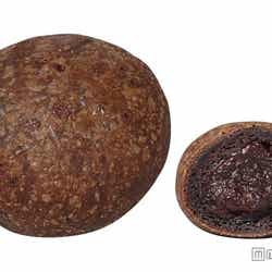 「チョコ」クッキー入りのサクサクとした食感のチョコクリームを、ココア風味のもちもちとした食感の生地で包んだ