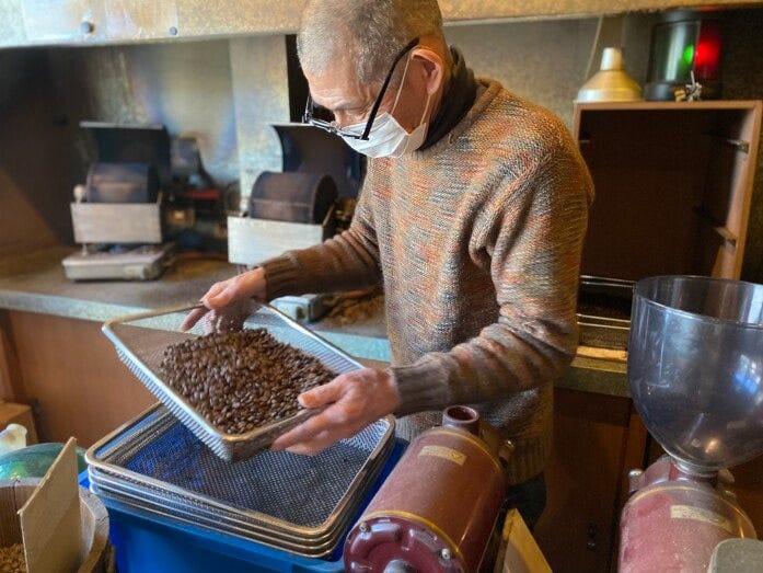 店主の田口さんの目利きによって、不適格な豆は排除される