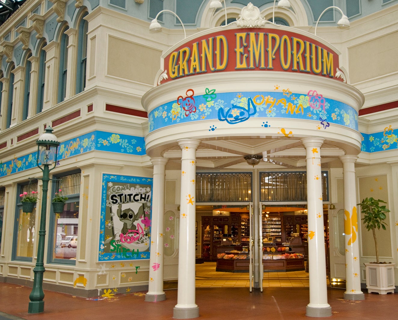 「リロ＆スティッチのフリフリ大騒動～Find Stitch！～」のデコレーション （平成18年4月15日～7月13日／平成19年4月10日～7月19日） （C）Disney