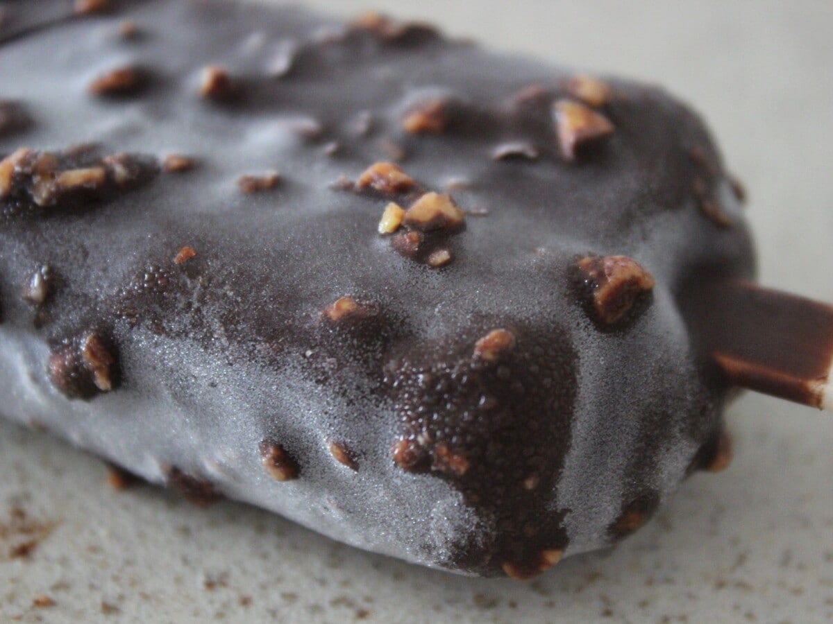 ビターなチョコレートが、香ばしいアーモンドの風味を引き立てます