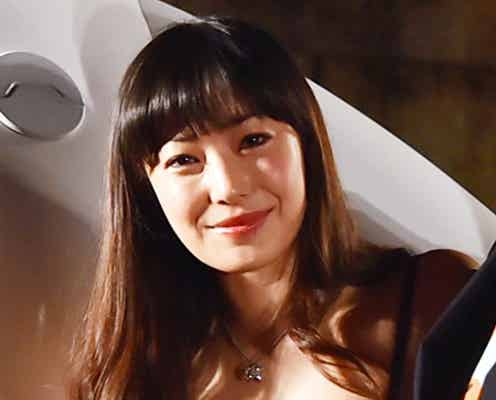菅野美穂、胸元セクシードレスで美デコルテを披露 世界初お披露目“ベイマックス”と「第27回東京国際映画祭」登場