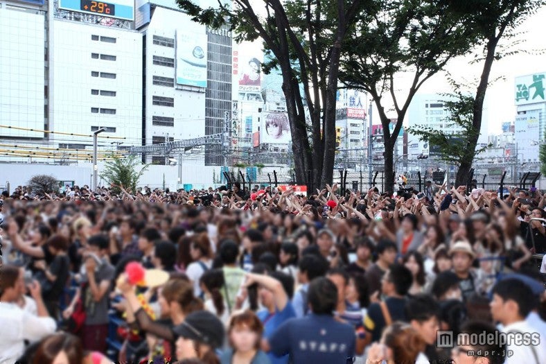 X JAPANのゲリラライブに新宿駅前騒然