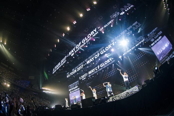 AAAアリーナツアー「ARENA TOUR 2017 -WAY OF GLORY-」より(画像提供:avex)