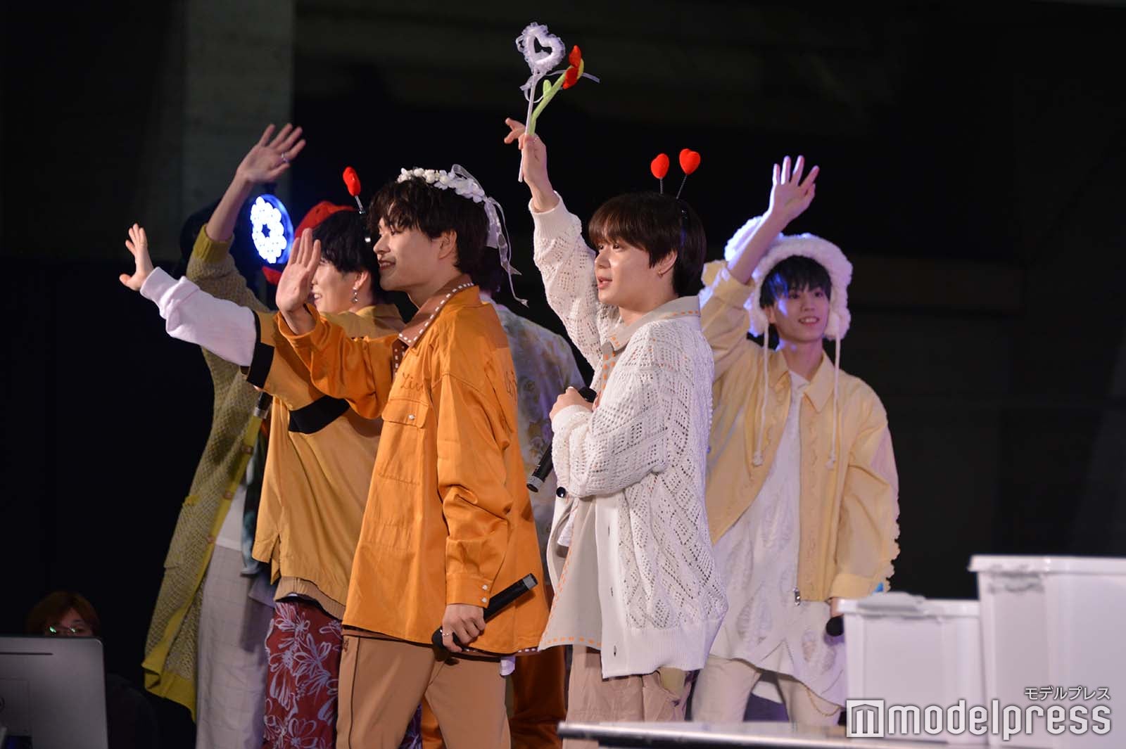 被り物をしながら退場するOCTPATH （C）モデルプレス