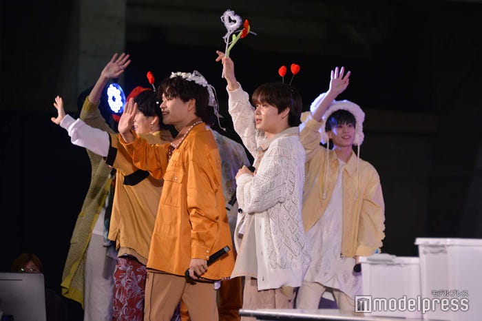 被り物をしながら退場するOCTPATH (C)モデルプレス