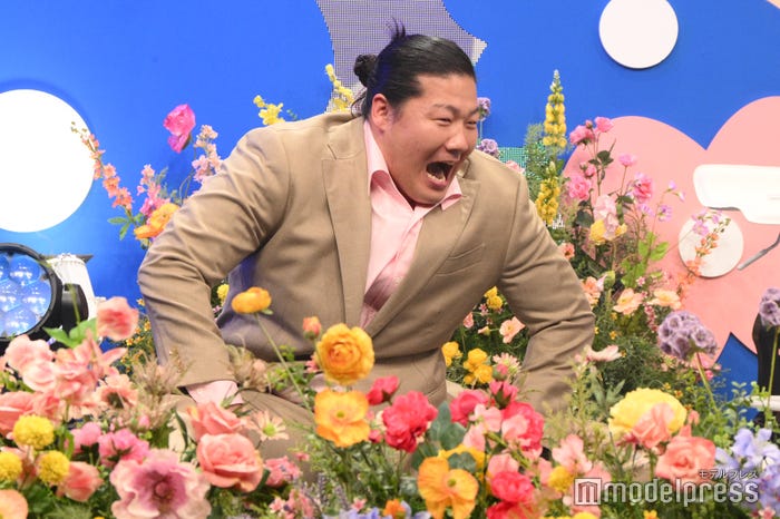 股割りがルーティンのため披露したが衣装が破けてしまった一ノ瀬ワタル(C)モデルプレス