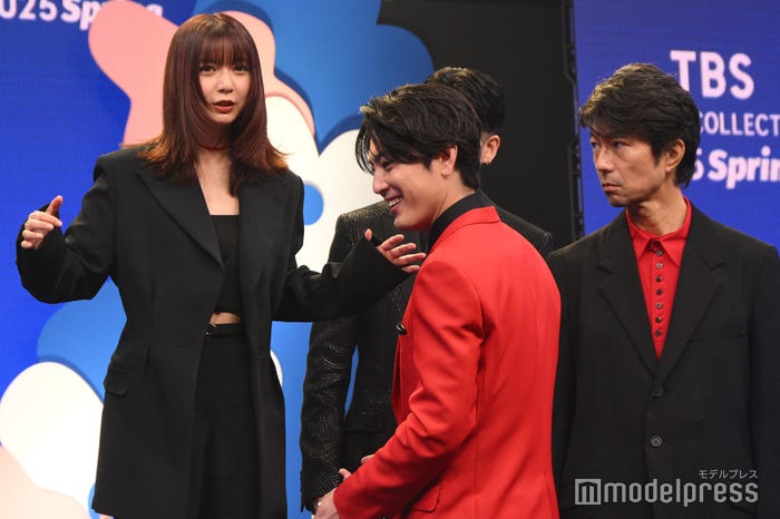 上白石萌歌のフォトセッション時の台が高すぎて確認する「イグナイト」出演者(C)モデルプレス