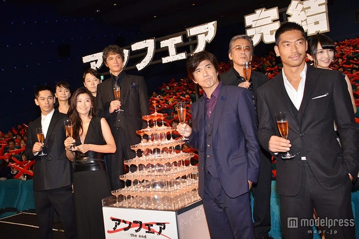 (前列左から)永山絢斗、篠原涼子、佐藤浩市、AKIRA(後列左から)佐藤嗣麻子監督、阿部サダヲ、加藤雅也、寺島進、向井地美音