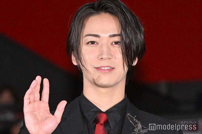 サービス精神フル稼働中の亀梨和也(C)モデルプレス